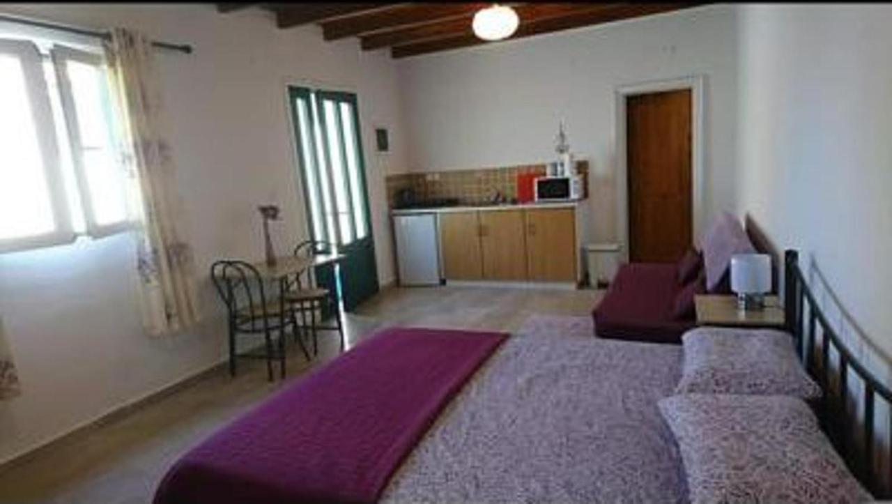 Lovely Studio In Strinilas With Its Own Pool Exteriör bild