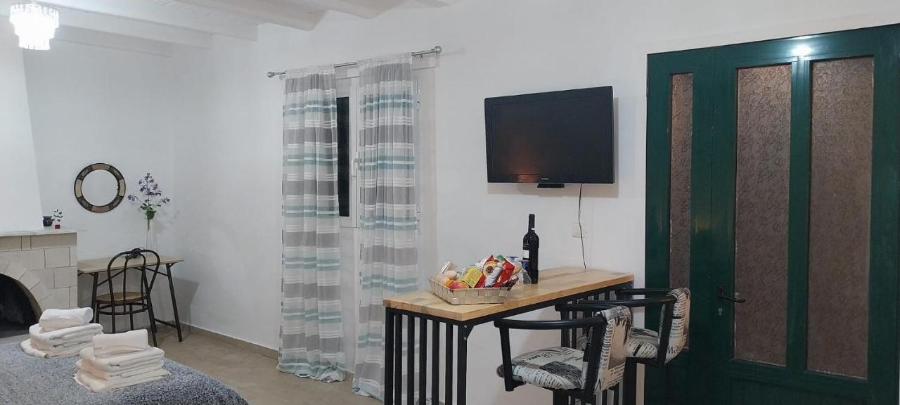 Lovely Studio In Strinilas With Its Own Pool Exteriör bild