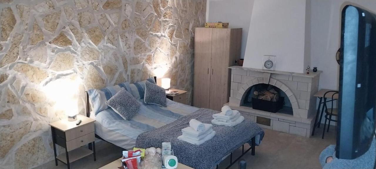Lovely Studio In Strinilas With Its Own Pool Exteriör bild