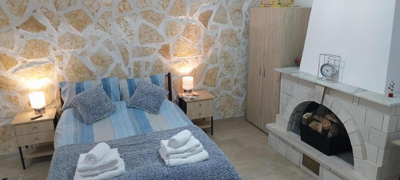 Lovely Studio In Strinilas With Its Own Pool Exteriör bild