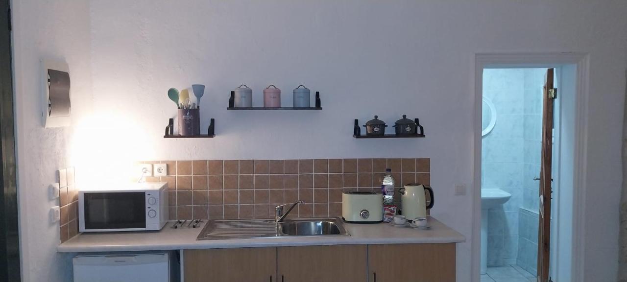 Lovely Studio In Strinilas With Its Own Pool Exteriör bild