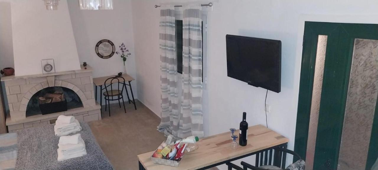 Lovely Studio In Strinilas With Its Own Pool Exteriör bild